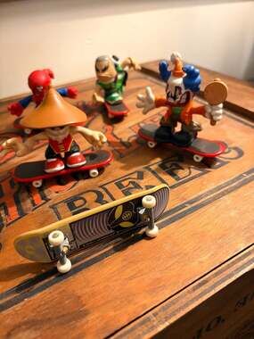 Vintage 2007-2008 Tech Deck Dude Skateboard Figures with Alien Workshop Fingerbo